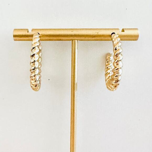 Gold hoop twist earrings - Picture 2 of 3